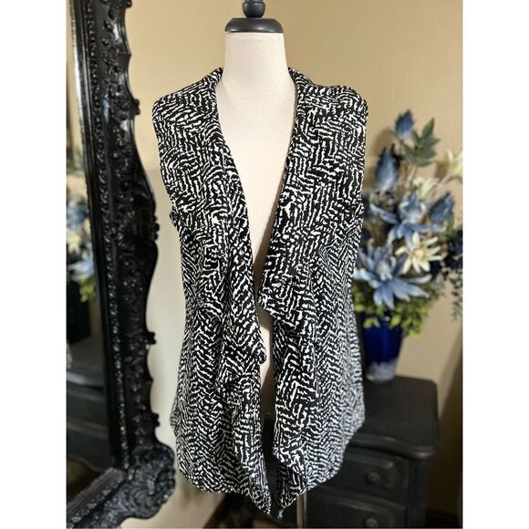 Calvin Klein Sleeveless Animal Print Ruffled Vest Size Large - Picture 1 of 3